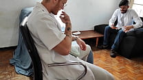 Я пошла к гинекологу и развратные врачи трахнули меня без презерватива в кабинете