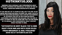 Hotkinkyjo in sexy top nero e minigonna si scopa il culo con un enorme dildo di Mrhankey e prolasso anale