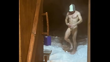 VLOG di sesso dal VILLAGGIO / Arrapata nello stabilimento balneare e sega un grosso cazzo / Pisciare in un bagno all'aperto in inverno