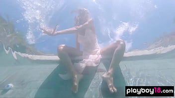 La tettona russa nuda Katya Clover si stuzzica sott'acqua all'aperto