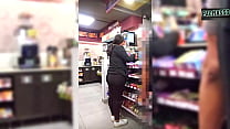 Я ждала своего парня в магазине, но незнакомый человек убедил меня записать видео. Надеюсь, мой парень не узнает, что у меня в киске чужая сперма, потому что презерватив порвался!