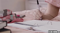 Молоденькая Блейк Блоссом учится, позволяет трахаться с лесбиянкой с большими сиськами Габби Картер