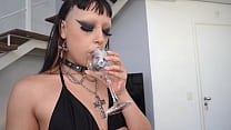 Goth-Daped #3: goth brasiliano bianco con attitudine, Alice DRUMMOND si fa distruggere il culo da 3 cazzi enormi (DAP, DP, Rituals, Ahegao, smoke fetish, goth, ATM) OB269