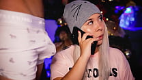 Я звоню родителям, как хорошая девочка, пока играю с членом своего парня. Ощущение непослушания меня очень возбуждает, и я хочу стать твоей любимой виртуальной шлюхой.