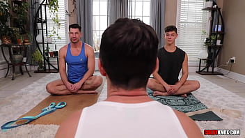 Stealth fodendo atrás do instrutor de ioga com Jordan Starr e Benvi BAREBACK