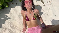 モルディブのビーチでおしっこをして眼鏡に放尿される美女