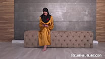 Una bella ragazza in hijab è stata sorpresa a guardare un porno