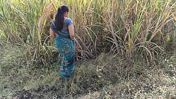 Quando Komal urinava nei campi di sconosciuti, la portava in casa e la scopava.