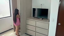Моя маленькая сводная сестра хочет узнать, каково это чувствовать член в своей киске. Я кончаю в ее киску.