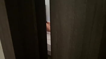 Моя сводная сестра поняла, что я наблюдаю, как она мастурбирует, и решила осуществить свою фантазию о ее трахе