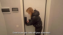 Новая горничная не справилась со своей задачей, поэтому ей пришлось работать дырками и получать сперму в рот
