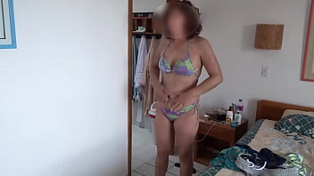 Me pongo bikini para ir a la playa mientras mi hijastro me graba y se masturba