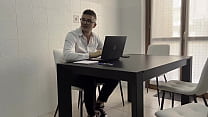 сегодня моя секретарша пришла на работу одетая очень вызывающе и мастурбировала под столом, я не удержался и трахнул ее в рот, киску и попку