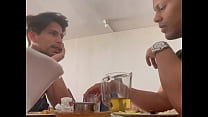 ТРЕЙЛЕР: МЫ ПОШЛИ В ОТЕЛЬ, ЧТОБЫ ДАТЬ ТЕБЕ ТВЕРДЫЙ ЧЛЕН КАК ДЕСЕРТ В ПОПКУ МОЕГО ЛЮБОПЫТНОГО НАТУРАЛЬНОГО ДРУГА