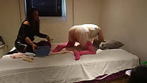 Crossdresser gozada em calcinha transparente sexy e meias de náilon rosa após tratamento de bunda e pau travesso por uma senhora asiática sexy