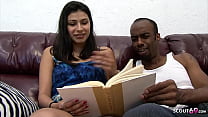 La mitad india Miya Stone seduce al primer sexo interracial de la BBC con un profesor