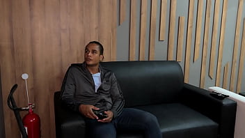 Eu fodo meu enteado com a BBC na minha primeira experiência interracial até terminar com o leite dele na boca, sou uma MILF latina muito gostosa! Kylei Ellish e Sr. Matamorros