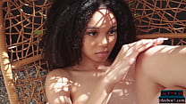 La joven negra Lily Lilac se muestra todo para Playboy y luce impresionante