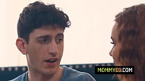 Пухлая мачеха с большими сиськами Наташа Найс помогает пасынку продлить половое влечение