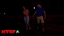 МОЯ ПОДРУГА - Бинки Биз сначала стесняется, но в конце концов соглашается проглотить твердый член Лео возле ее нового дома