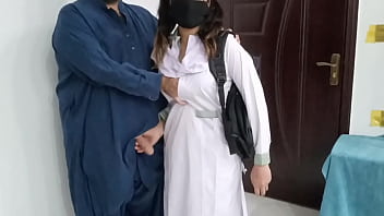 Дези пакистанскую школьницу трахнул ее отчим