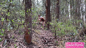 Un étranger attrapé une fille de la forêt l'a attachée de force et baisée