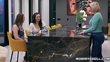 Падчерицы Лэйни Грей и Хлоя Сюрреал одолевают свою мачеху Мелани Монро, заставляя ее согласиться на секс втроем