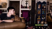 Горячая блондинка-мачеха Мона Уэльс просит пасынка трахнуть ее в задницу раком
