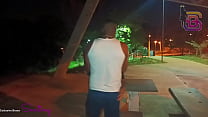 Эта озорная красотка занимается сексом на улице и почти не выдержала огромного хуя