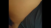 통통한 섹시한 엄마는 멋진 백샷을 찍고, 그녀의 가슴에 정액을 뿌릴 때까지 자지를 빨아먹는다.