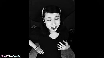 DaniTheCutie трахают и намазывают ее грудь маслом в классическом немом порнофильме