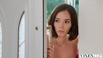 VIXEN Безупречная Асби провела страстное свидание с пожилым мужчиной