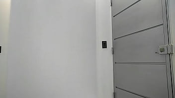 Пришел мой заказ, и вместе с ним шлюха, которая доставляет домой, предлагает мне сделать ей хороший минет в киску.