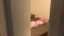 еще молодая женщина получает кримпай на ничком, она умоляет папочку дать ей еще и еще спермы. он трахает ее 5 раз и наполняет ее киску сливками