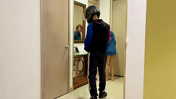 Молодая девушка соблазняет курьера трахнуть его в проходе - Анхель Круз и Селеста Альба