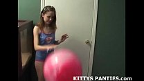 Миниатюрная юная танцовщица живота Kitty соблазняет