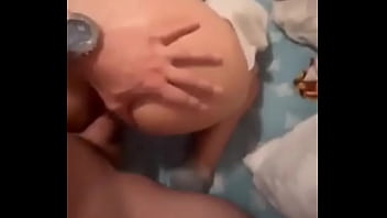 Другой мой лучший друг приходит, чтобы дать мне четыре, и говорит, что у меня лучшая задница, которую он когда-либо ел