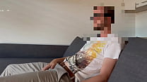 Гетеро получает свой первый транс-минет, и она продолжает играть с его членом после кончания