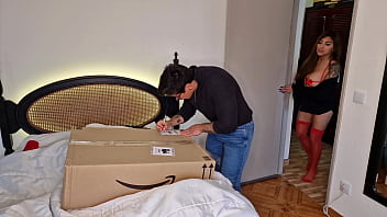 Сюрприз! Я заставил отчима трахнуть меня. Я даю ему свою задницу в коробке как секс-куклу