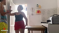 Я встречаю свою невестку на кухне и вставляю свой член прямо в ее задницу, хотя она говорит мне «нет» и заканчивает тем, что ее задница зияет.