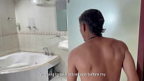 Я прячусь в душе моей маленькой сводной сестры и заканчиваю тем, что трахаю ее лучше всех в ее жизни, пока не кончу ей на лицо