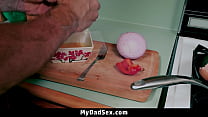 Мой отчим трахает меня, пока я не кончу на его толстом члене - Mydadsex