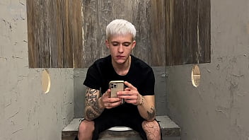 Парень из GloryHole отдается незнакомцам и получает потрясающий трах в горло и задницу с камшотами