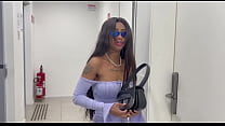 моя соседка потеряла ключ, я пошел ей помочь, и она дала мне свою горячую киску
