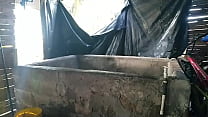 У нас в районе нехватка воды, поэтому я иду к соседскому колодцу, чтобы она могла напоить меня и хорошенько потрахаться.