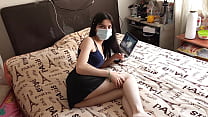 Сексуальная Лаура, одетая в юбку без нижнего белья, трахается, не надев восхитительное сексуальное нижнее белье.