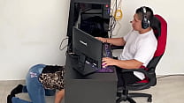 MY BIG ASS STEPMOTHER FROM EPOIEL PALIDA SURPRISES ME WITH A BLOWJOB WHILE I'M PLAYING ONLINE