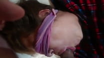 Я люблю сосать член моего пасынка и получать его сперму на моё лицо и рот, это восхитительно.