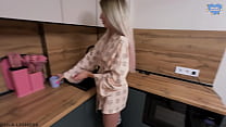 Давайте сделаем это быстро, пока отец не смотрит! Молодая похотливая мачеха трахает пасынка