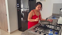 Я помогаю своей маленькой сводной сестре с ее уроками кулинарии, и в итоге мы трахаемся очень красиво и жестко.